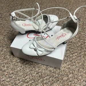 Dress heeled shoes with trap